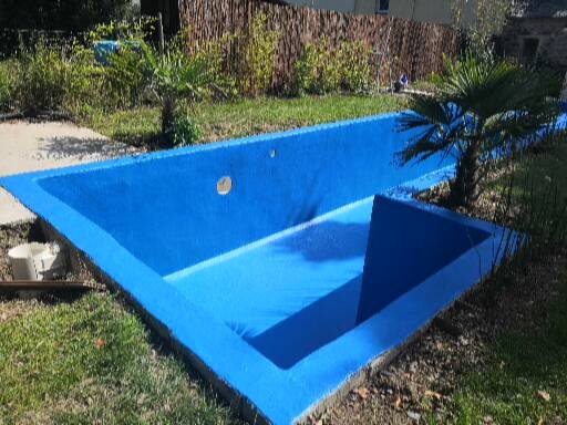 Couloir de nage recouvert d'un revêtement en polyester stratifié pour piscine. 